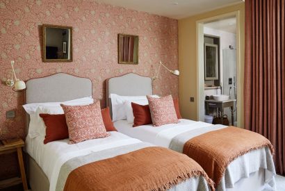 A twin bedroom at Alder Grand Suite, Cotswolds