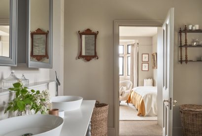 The ensuite bathroom at Lakeside Manor, Cotswolds