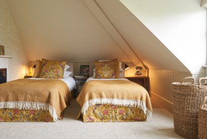 A twin bedroom at Lakeside Manor, Cotswolds