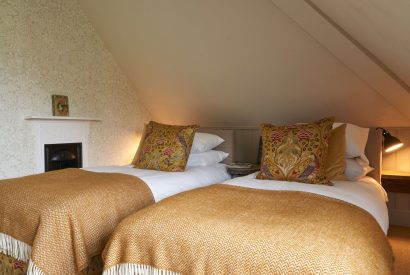 A twin bedroom at Lakeside Manor, Cotswolds