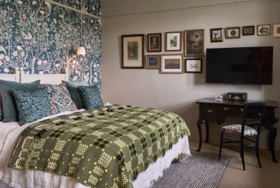 A double bedroom at Lakeside Manor, Cotswolds