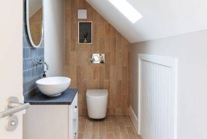 A bathroom at Lakefront Lodge, Cotswolds