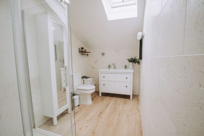 A bathroom at Luxury Penthouse, Cotswolds
