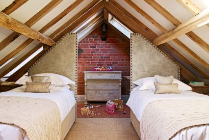 A twin bedroom at Turtle Dove Retreat, Herefordshire