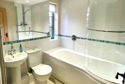 A bathroom at Elliot Cottage, Kingham, Cotswolds