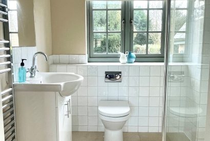 A bathroom at Elliot Cottage, Kingham, Cotswolds