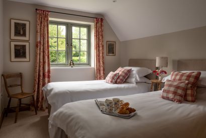 A twin bedroom at Elliot Cottage, Kingham, Cotswolds