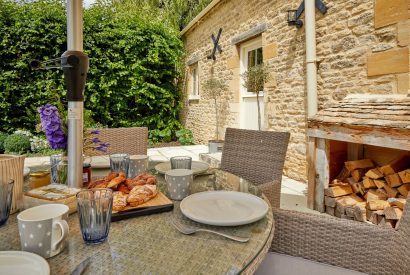 The outdoor dining area at Orchard Stable, Cotswolds