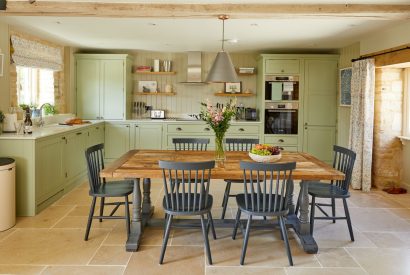 The kitchen with dining table at Orchard Stable, Cotswolds