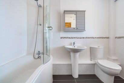 A bathroom at Ty Llewelyn, Llyn Peninsula