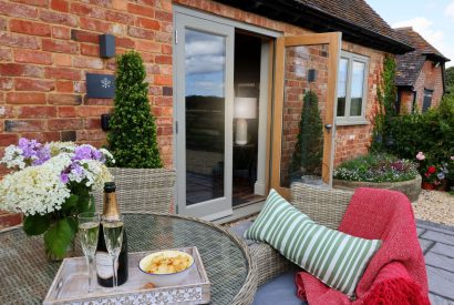 The outdoor dining area at Piglet's Hideaway, Cotswolds