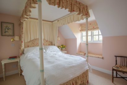 Four poster bed at Byron Cottage, Cotswolds
