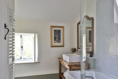 The bathroom at Rambling Rose Cottage, Cotswolds
