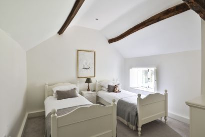 A twin bedroom at Rambling Rose Cottage, Cotswolds