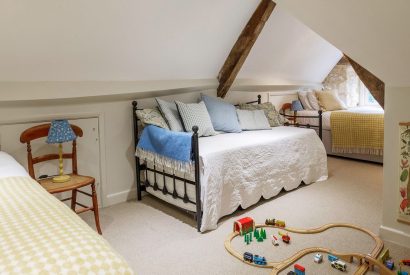 A twin bedroom at Leonard House, the Cotswolds