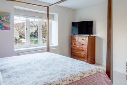 A four poster bed at Leonard House, the Cotswolds