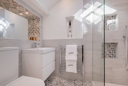 An en-suite bathroom at Rose Walls, Lake District 