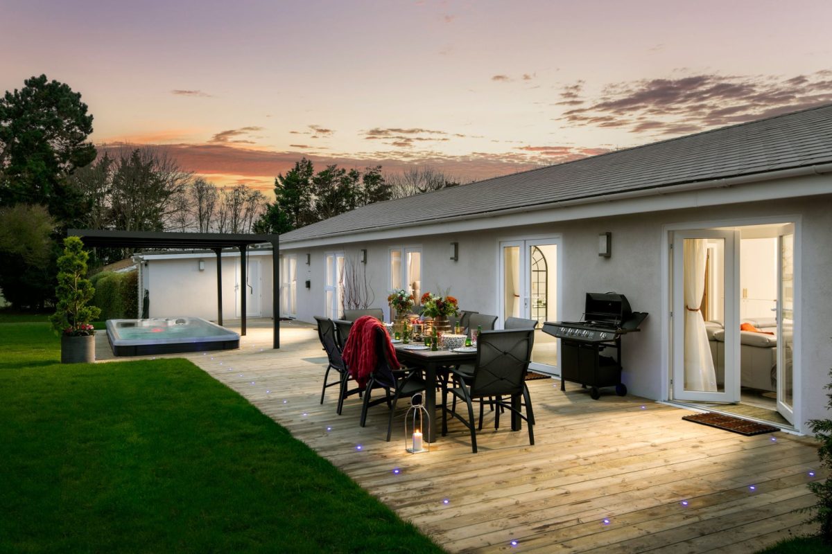 Outdoor dining at Paisley Cottage, Kent