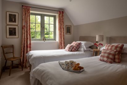 A twin bedroom at Cotswold Retreat, Cotswolds