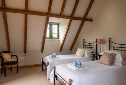 A twin bedroom at Cotswold Retreat, Cotswolds