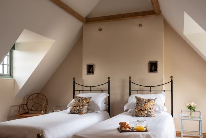 A twin bedroom at Cotswold Retreat, Cotswolds