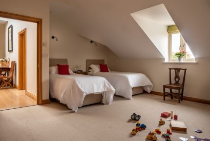 A twin bedroom at Cotswold Retreat, Cotswolds