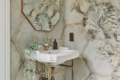 A bathroom at Rye Top Farm, Uppermill, Peak District