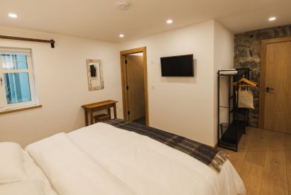 Super king size bedroom at Potter's Cottage, Roundstone, Galway