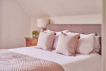 A bedroom at Apple Tree Cottage, Cotswolds