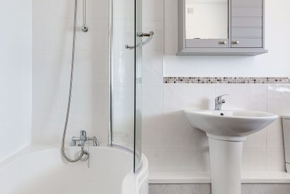 A bathroom at Ty Llewelyn, Llyn Peninsula