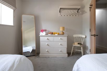 A twin bedroom at Bix Cottage, Chiltern Hills