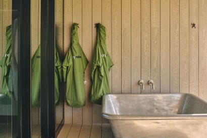 The jacuzzi bath at Hygge Hideaway, Somerset