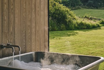 The jacuzzi bath at Hygge Hideaway, Somerset