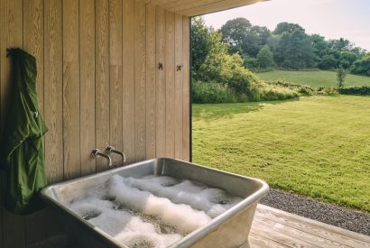 The jacuzzi bath at Hygge Hideaway, Somerset