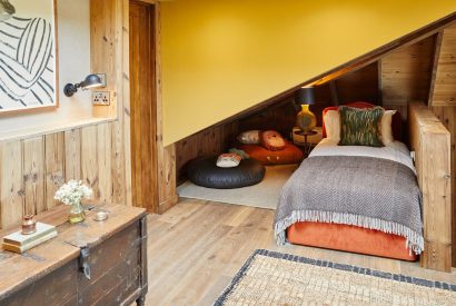 A bedroom with single bed at Lakeside Cabin, Cotswolds