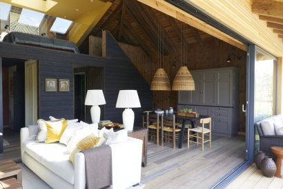 The kitchen and dining space at Lakeside Cabin, Cotswolds