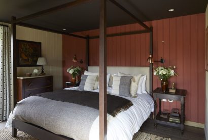 A double bedroom at Lakeside Cabin, Cotswolds