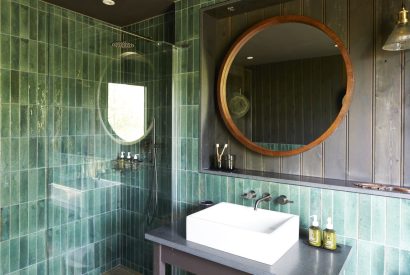 The bathroom at Lakeside Cabin, Cotswolds