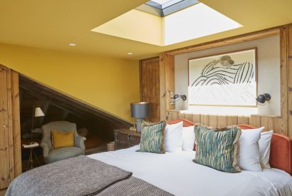 A twin bedroom at Lakeside Cabin, Cotswolds