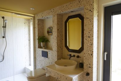 A bathroom at Lakeside Cabin, Cotswolds