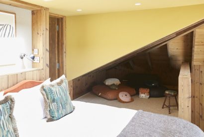 A twin bedroom at Lakeside Cabin, Cotswolds