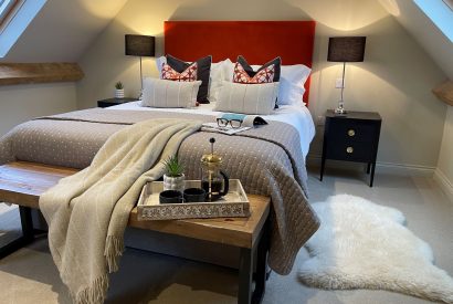 The king size bedroom at Piglet's Hideaway, Cotswolds