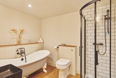 A bathroom at The Barnhouse, Hampshire