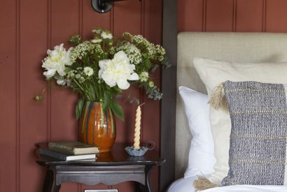 A bed at Lakeside Cabin, Cotswolds