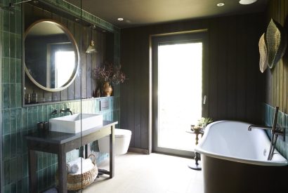 The bathroom at Lakeside Cabin, Cotswolds