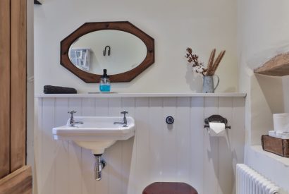 A bathroom at Fox Cottage, Cotswolds