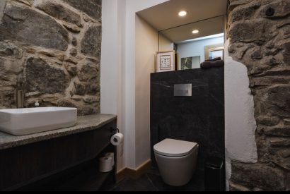 A bathroom at Potter's Cottage, Roundstone, Galway