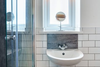 A bathroom at Ty Llewelyn, Llyn Peninsula