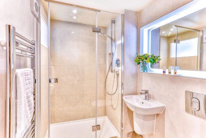 A bathroom at Tigley Cottage, Devon