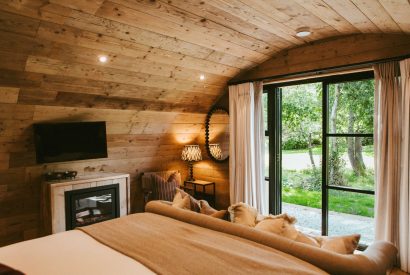 The king size bedroom at Basil Pyggy, North Wessex Downs 